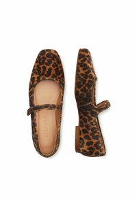 Zapatos planos de ante con estampado de leopardo, con la puntera cuadrada y una correa de ancho medio a lo largo del empeine, con suela de madera.