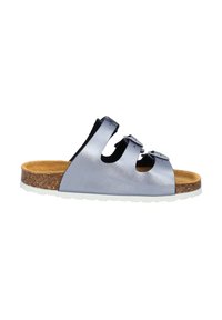 Sandal in pelle azzurra chiara con tre cinghie regolabili. La soletta in sughero e la suola in gomma bianca offrono contrasto e texture.