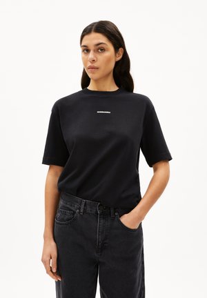 ARMEDANGELS TARJAA WORD ICONIC Å - Print T-shirt - black