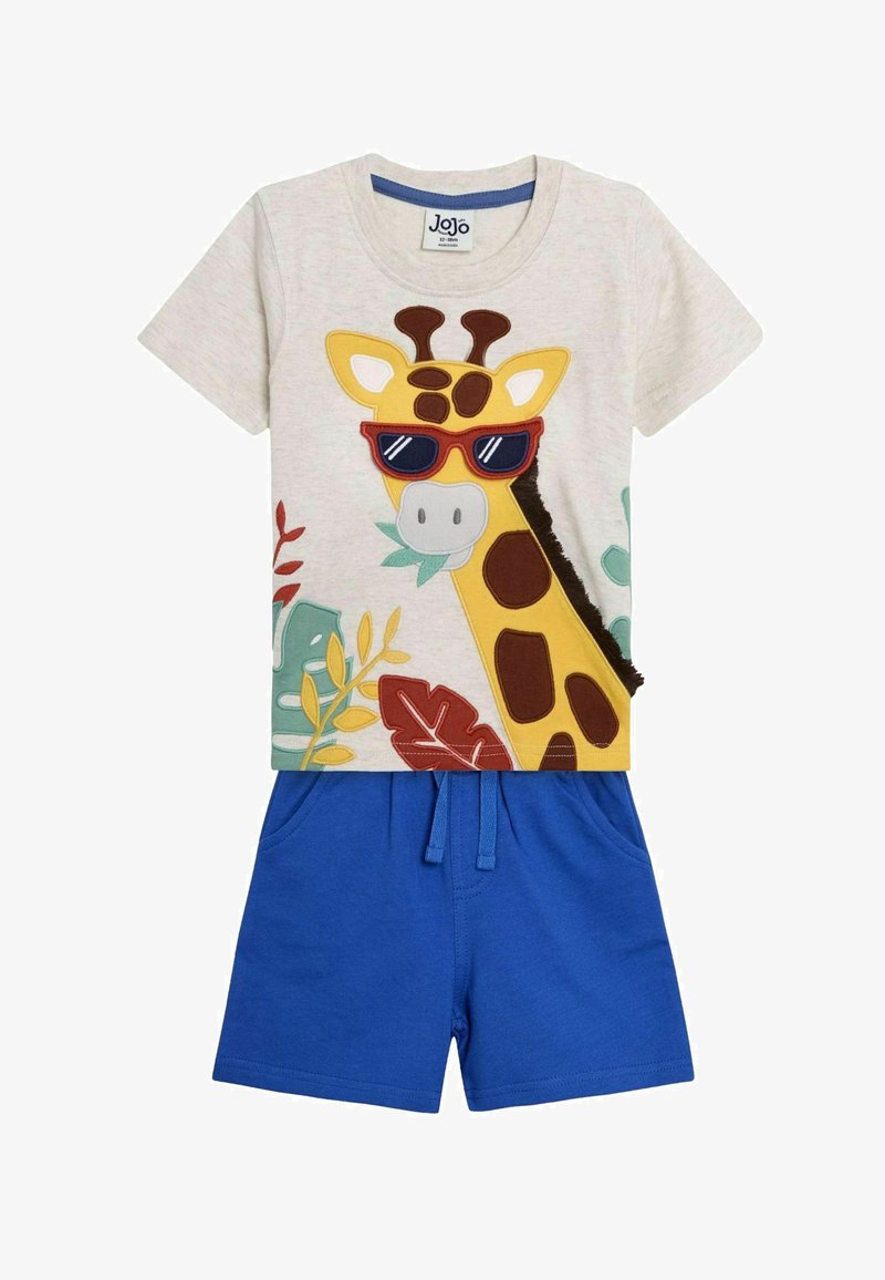 Kortærmet creme T-shirt med en girafgrafik iført røde solbriller, kombineret med blå shorts med elastisk talje.