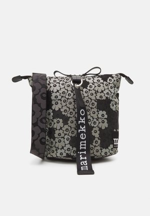 Sort og grå blomsterprint bucket taske med justerbar rem og "marimekko" mærket stoflabel fastgjort til den forreste lynlås.