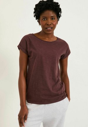 Burgundy short-sleeve T-shirt with a round neckline and a relaxed fit, made of soft fabric with a subtle texture, paired with grey bottoms.