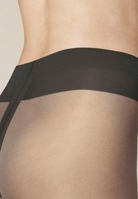 Schwarze, durchsichtige, hochgeschnittene Unterwäsche mit einem glatten oberen Bund, der in einen transparenten unteren Abschnitt übergeht. Sie zeigt eine weiche Textur und ein minimalistisches Design.