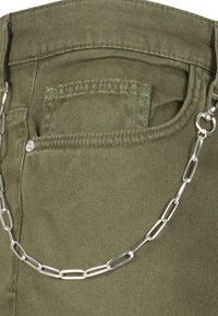 Maslinasta tkanina s stražnjim džepom, s pridruženim srebrnim metalnim lancem koji se sastoji od izduženih karika za dodatne detalje.