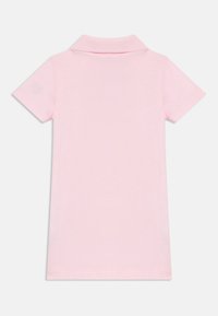 Polo skjorte i myk rosa bomull, kort erm, klassisk krage, glatt tekstur og ren søm, med et enkelt design uten dekorasjoner.