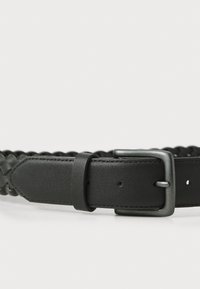 Schwarzer geflochtener Leder-Gürtel mit glatter Textur, ausgestattet mit einer rechteckigen Schnalle in Silberoptik und einem Halter. Mit Löchern zur Größenanpassung.