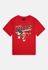 NBA TEAMS DISNEY GRAPHIC TEE UNISEX - Klubové oblečenie - university red