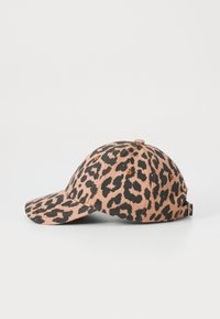 Căciulă de baseball cu imprimeu de leopard în nuanțe de roz și negru, având o vizieră curbă și o curea ajustabilă în spate. Design dintr-un material texturat.