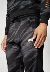 Venum UFC FIGHT WEEK JOGGERS - Dresside alumine osa - urban camo