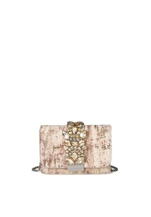 Pequeño bolso de mano rectangular de terciopelo rosa con adornos de joyas de oro y cristal en la correa frontal y una correa de cadena plateada.