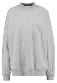 Sudadera gris con cuello alto, mangas raglán y un bolsillo en el pecho. Textura suave y puños y dobladillo acanalados.