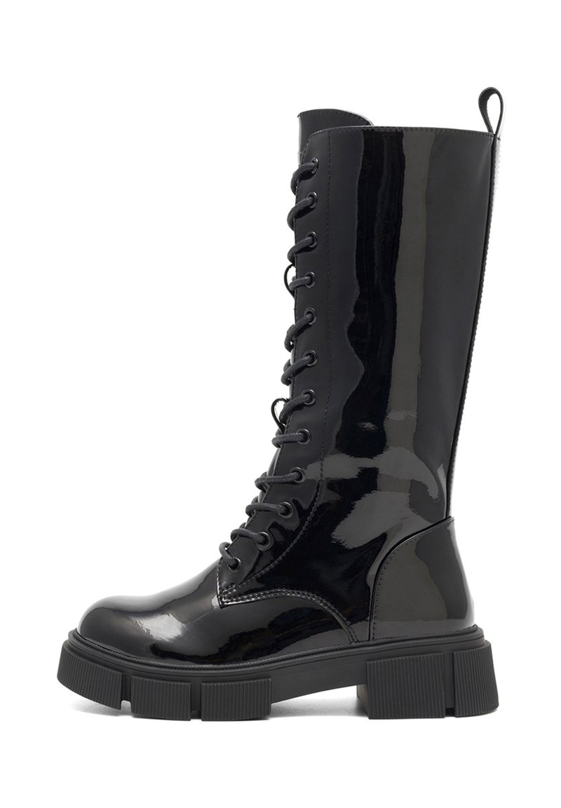 Mustad musta lakknahast põlvikud, millel on suurem tald, lipsuga esiosa, tugevad silmad ja tõmbeaas ülemisel osal.