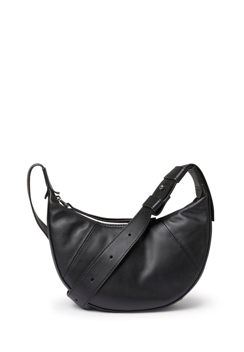 Svart läderhandväska med en böjd form, justerbar rem och dragkedjestängning upptill. Har en stilren design och en jämn textur.