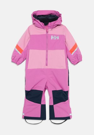 Tuta da neve impermeabile rosa e blu navy con cappuccio, caratterizzata da blocchi di colore orizzontali, dettagli riflettenti e chiusura frontale con zip.