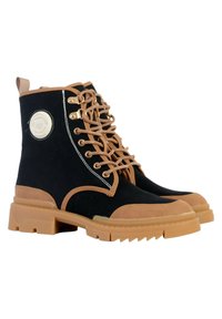 Botas de tobillo negras de lona con acentos de gamuza marrón, ojales de metal y suela de goma. Presentan un parche circular con el logo en el lado exterior.