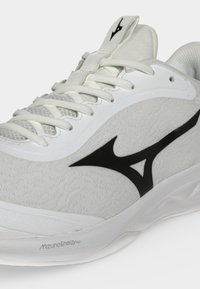 Άσπρο αθλητικό παπούτσι με μαύρο λογότυπο Mizuno, άσπρα κορδόνια, επενδυμένη γλώσσα και υφασμένο πέλμα με σήμανση MizunoEnerzy.