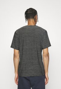 Hérre kortærmet T-shirt i mørkegrå med meleret struktur, rund hals og en afslappet pasform, vist fra bagsiden.