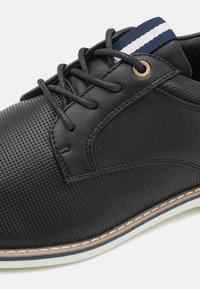 Pier One Cipele s vezicama - black