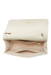 Béžová texturovaná kabelka s magnetickým uzávěrem, zlatými kovovými detaily a několika vnitřními přihrádky pro organizaci. Hladká podšívka uvnitř.