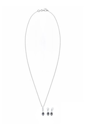 Collier en argent avec deux pendentifs et boucles d'oreilles assorties, présentant de sombres pierres ovales et des maillons de chaîne complexes.