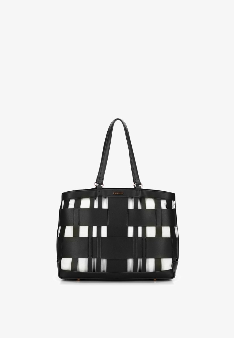 Černobílá tkaná taška s hladkými koženými uchy, s pevným tvarem a mřížkovým vzorem, doplněná kovovými prvky.