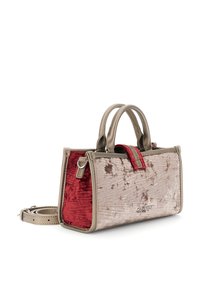 Handväska med en strukturerad design, med en beige utsida, röda sammetdetaljer och metallisk hårdvara. Inkluderar en avtagbar axelrem.