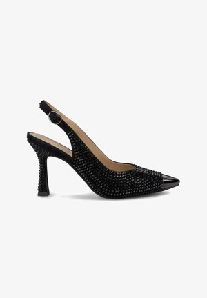 Zapato de tacón alto negro tipo slingback con punta afilada, adornado con rhinestones, con un tacón texturizado y un detalle de puntera pulida.