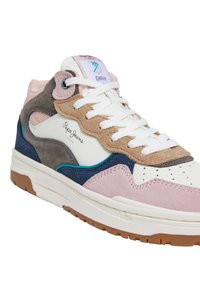 Wielokolorowe sneakersy z białej skóry, różowego, szarego i granatowego zamszu. Grube białe sznurówki i gumowa podeszwa z teksturowanymi akcentami.