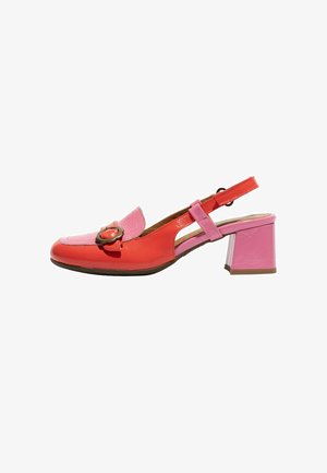 Scarpa slingback in pelle rossa e rosa con tacco a blocco e fibbia decorativa sul davanti, vista laterale su sfondo bianco.