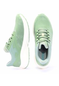 Zapatillas deportivas verde claro con parte superior de malla, acentos texturizados y suela blanca. Cuentan con cordones y un cuello acolchado para mayor comodidad.