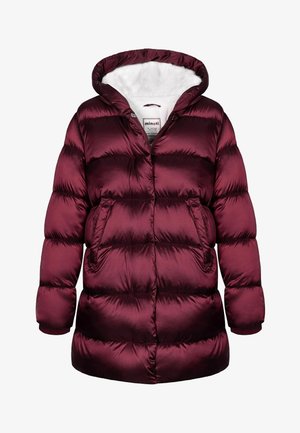 Bordowa puchowa kurtka z kapturem, charakteryzująca się błyszczącą, pikowaną fakturą, dwoma przednimi kieszeniami oraz miękką białą podszewką.