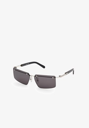 Gafas de sol rectangulares con lentes gris oscuro, fina montura de metal plateado y patillas de plástico negro. Presentan acentos metálicos y almohadillas nasales.