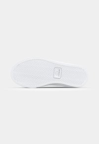Hvit sneakersåle med fiskebensmønster, gummi materiale, og preget merkevarelogo. Flat og avrundet design, glatt tekstur.