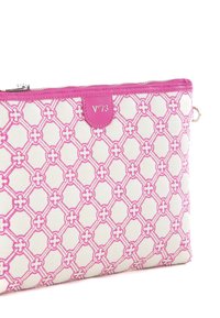 Borsa da toiletta a motivo rosa e bianco con design geometrico, chiusura con zip e etichetta in pelle con la scritta "V73" impressa.