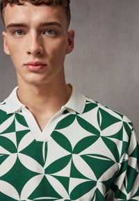 Next CUBAN COLLAR PATTERN-REGULAR FIT - Pikeepaita - green