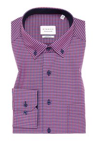 Camicia a scacchi rossa e blu, realizzata in un tessuto dalla trama liscia. Presenta un colletto classico e polsi con bottoni.