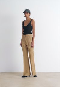 AllSaints SEVENH TROUSER - Kalhoty - camel brown