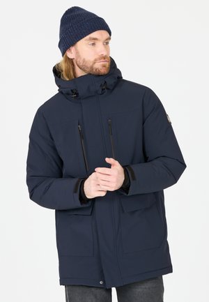 Marine parka met twee geprojecteerde borstzakken, grote voorzakken, verstelbare capuchon en zwarte accenten. Heeft een gladde, geïsoleerde textuur.