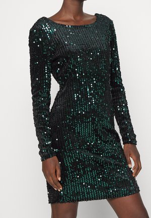 Zwart-groene jurk met pailletten, lange mouwen, ronde hals, getailleerd ontwerp en een gestructureerd patroon van afwisselende pailletten.