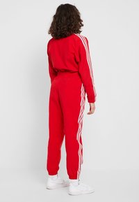 adidas Originals Träningsbyxor - red