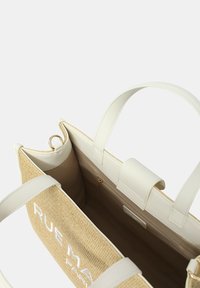 Borsa a tracolla con manici in pelle crema e corpo in tessuto beige testurizzato; presenta dettagli in metallo dorato e una tasca interna con zip; logo visibile sul lato.