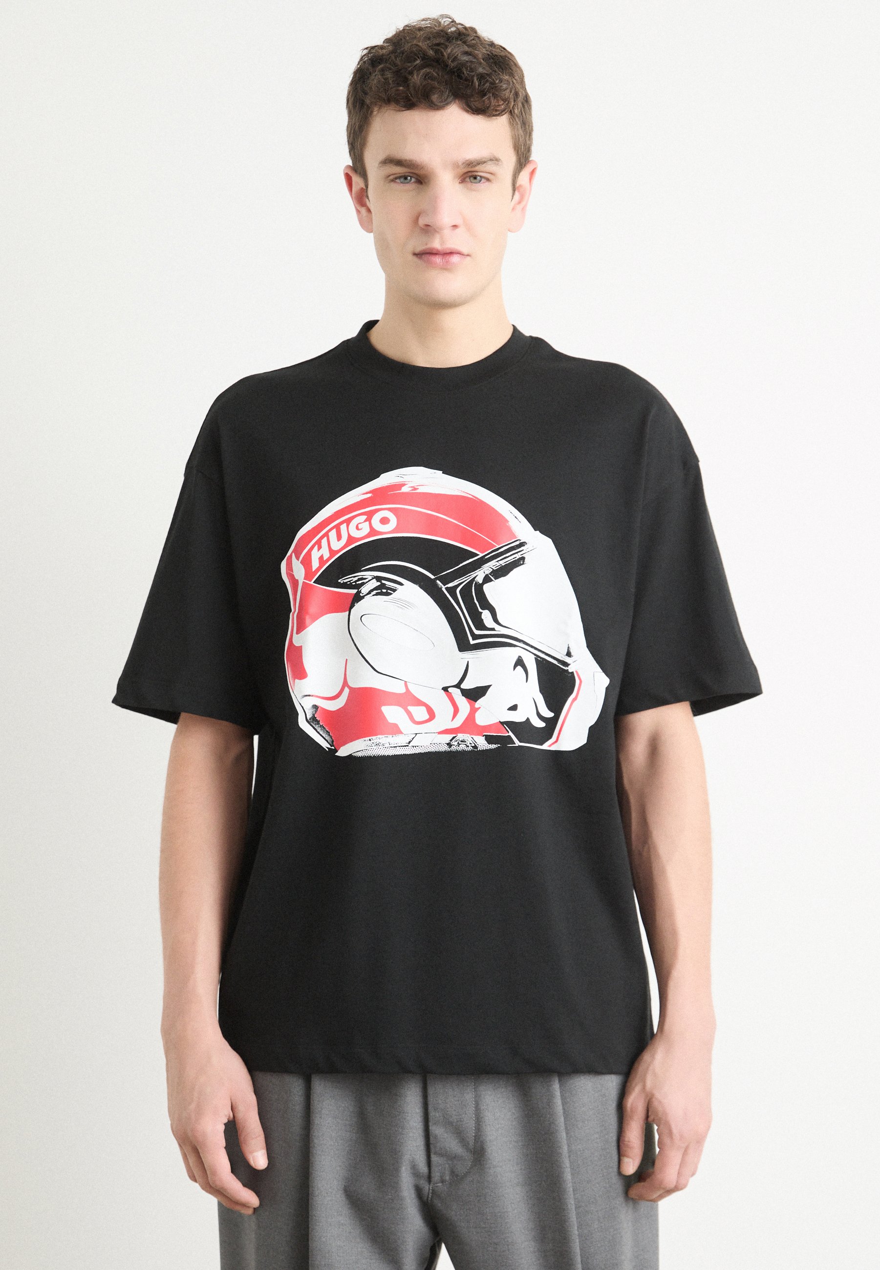 T-shirt Graphique Rouge Avec Un Casque – Taille L Homme