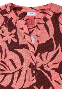 Blouse à col avec motif de feuilles roses et brun foncé et boutons sur le devant, étiquetée « Cecil » au niveau de l'encolure.