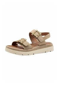 Beige öppen tå sandal med två breda remmar och guld fyrkantiga spännen, med en strukturerad tygdesign och en ljusfärgad, tjock sula.
