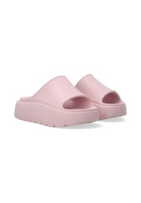 Lyserøde platform slide sandals lavet af glat materiale, med åben tå-design, brede stropper og teksturerede såler for bedre greb.
