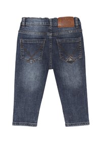 Jeans in denim blu scuro con taglio dritto, tasche posteriori con cuciture decorative e una patch in pelle con il marchio in vita.