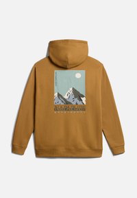 Sudadera con capucha en marrón mostaza, que presenta un gráfico de montaña en la parte posterior, con la marca "Napapijri" en texto oscuro debajo del diseño.