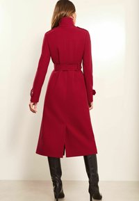 Lipsy REGULAR FIT - FUNNEL NECK BELTED - Klassisk kappa / rock - red