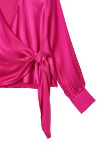 Blusa di raso fucsia con maniche lunghe, design a incrocio, dettaglio con laccetti in vita e polsini arricciati. Tessuto liscio e colore vivace.
