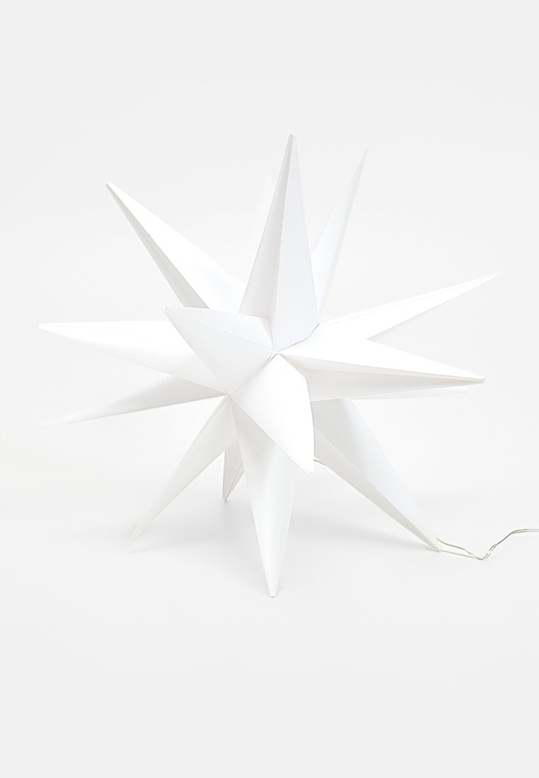 Weiße, sternförmige Papierlampe mit mehreren spitzen Flossen. Die Oberfläche ist glatt, weist scharfe Winkel auf und hat ein dünnes Stromkabel.